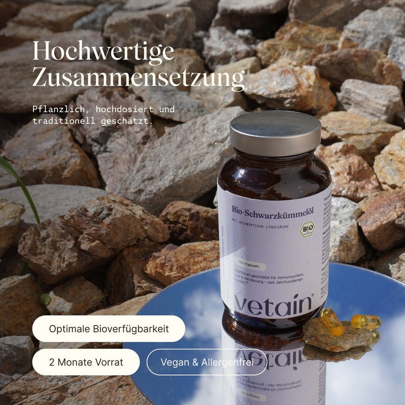 Bio-Schwarzkümmelöl, angerichtet auf einem Felsen in der Natur. Hochwertige Zusammensetzung, pflanzlich, hochdosiert, wissenschaftlich fundiert, optimale Bioverfügbarkeit, ganzheitlicher Support und vegan & allergenfrei