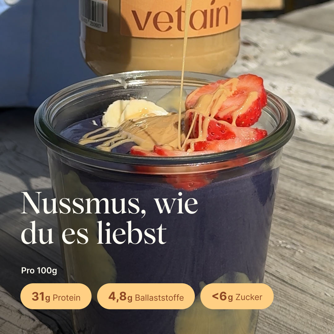 Dessertglas mit Porridge darin und Erdnussmus darüber. Ein Nussmus zum lieben mit 31g Protein, 4,8g Ballaststoffen und unter 6g Zucker pro 100g