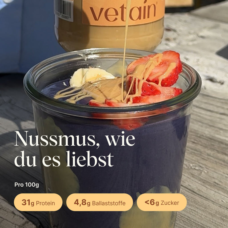 Dessertglas mit Porridge darin und Erdnussmus darüber. Ein Nussmus zum lieben mit 31g Protein, 4,8g Ballaststoffen und unter 6g Zucker pro 100g