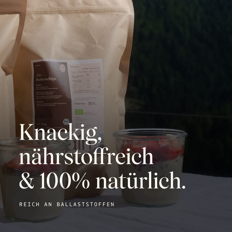 Vetains Kokoschips: knackig, nährstoffreich und 100% natürlich, reich an Ballaststoffen. Vetain Kokoschips Verpackung, davor zwei Gläser mir Reispudding und Kokoschips darin