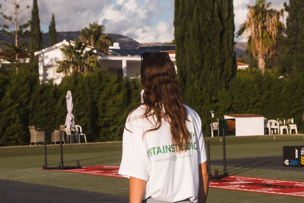 Frau mit Vetain T-Shirt auf einem Sportplatz
