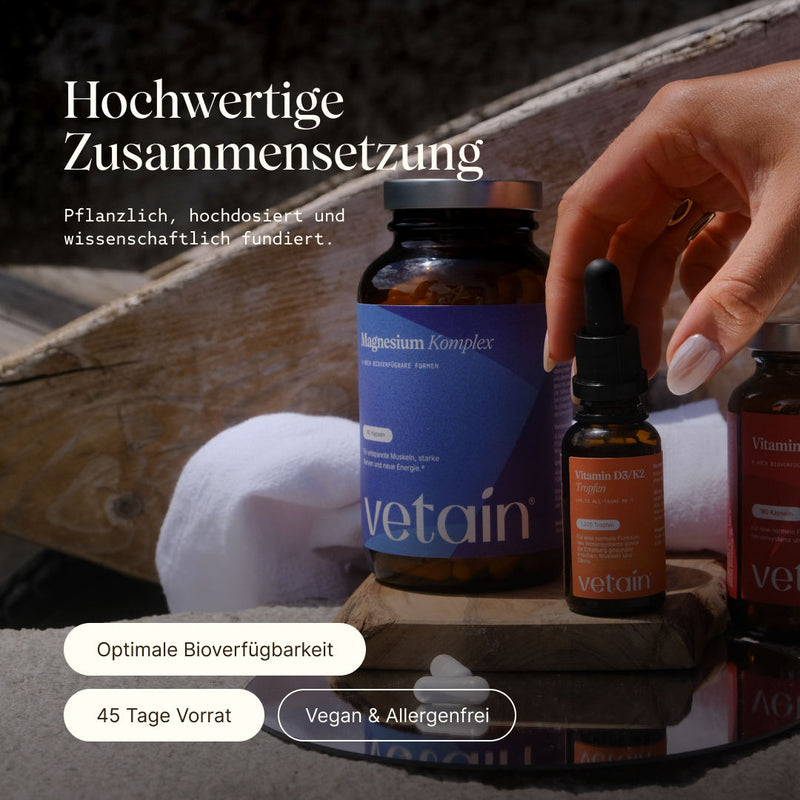 Magnesium Komplex mit den Vitamin D3/K2 Tropfen daneben. Hochwertige Zusammensetzung, pflanzlich, hochdosiert, wissenschaftlich fundiert, optimale Bioverfügbarkeit, ganzheitlicher Support und vegan & allergenfrei