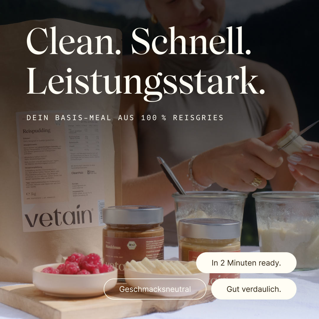 Vetains Reispudding ist clean, schnell und leistungsstark. In 2 Minuten fertig, gut verdaulich und geschmacksneutral. Auf dem Bild schneidet Maria Haas Obst als Toppings für den Reispudding
