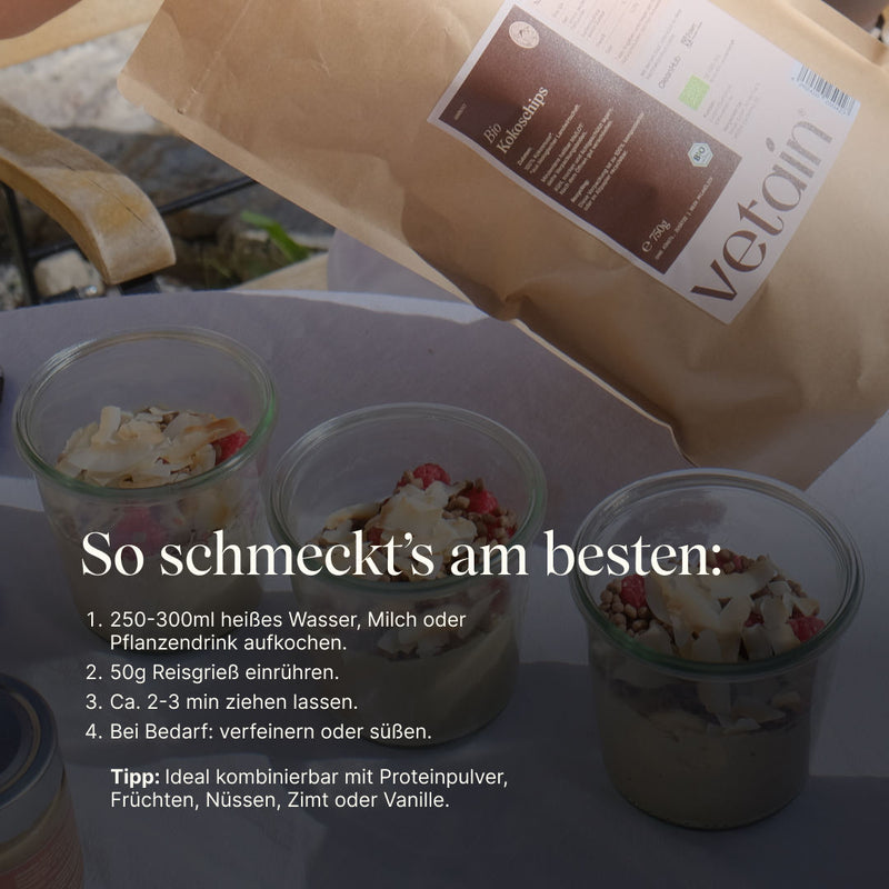 Vetain Reispudding-Packung, davor stehen Gläser mit Reispudding darin. Anleitung wie der Reispudding am besten schmeckt: Mit heißem Wasser oder Milch aufgießen, Reisgrieß einrühren, kurz ziehen assen und bei Bedarf verfeinern oder süßen. Ideal kombinierbar mit Früchten Proteinpulver, Nüssen, Zimt oder Vanille