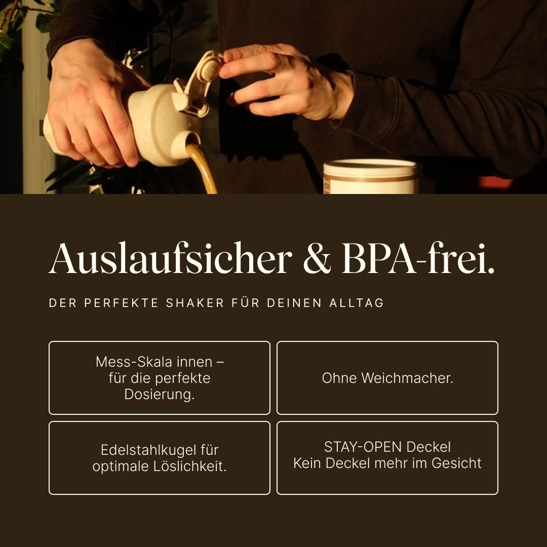 Hände öffnen den STAY-OPEN Deckel des cremefarbenen Vetain Shakers und gießen einen Shake aus. Text: auslaufsicher, Mess-Skala innen für die Dosierung, ohne Weichmacher, Edelstahlkugel für optimale Löslichkeit.