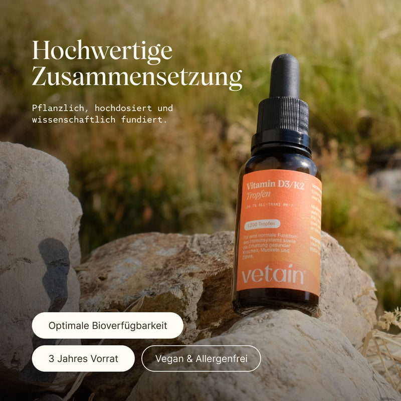 Vitamin D3/K2 Tropfen, angerichtet auf einem Felsen in der Natur. Hochwertige Zusammensetzung, pflanzlich, hochdosiert, wissenschaftlich fundiert, optimale Bioverfügbarkeit, ganzheitlicher Support und vegan & allergenfrei
