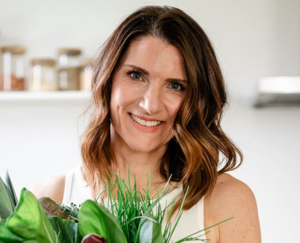 Mama Zuckerfrei Influencerin hält Korb mit frischem Gemüse hoch