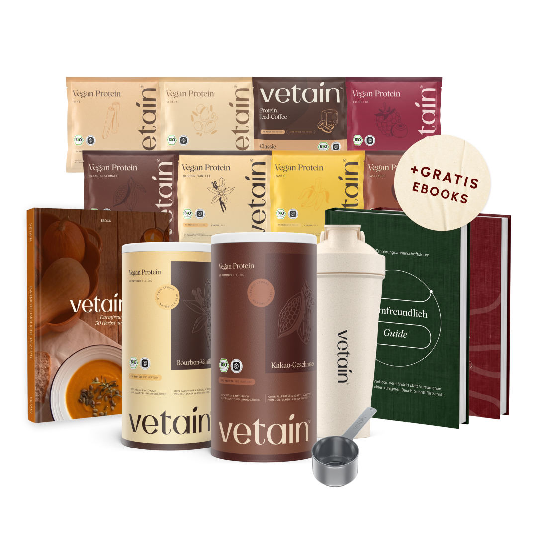 Vetain 30 Tage Herbst-Starterset: acht Vegan-Protein-Proben in verschiedenen Sorten, zwei 540 g Dosen (Bourbon-Vanille und Kakao), Bio-Shaker, Edelstahl-Scoop und drei eBooks. Badge: „+ Gratis eBooks“.