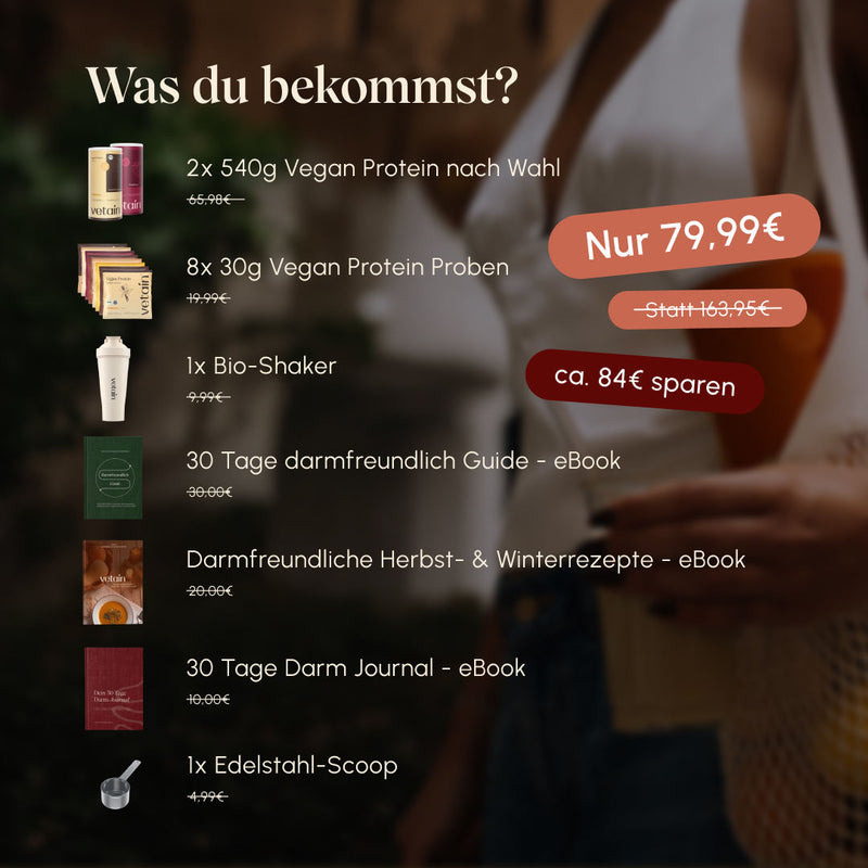 Übersicht „Was du bekommst?“ zum Vetain 30 Tage Herbst-Starterset: 2× 540 g Vegan Protein nach Wahl, 8× 30 g Proben, 1× Bio-Shaker, 30 Tage darmfreundlich Guide (eBook), Darmfreundliche Herbst- & Winterrezepte (eBook), 30 Tage Darm Journal (eBook), 1× Edelstahl-Scoop. Preis: nur 79,99 € statt 163,95 € – ca. 84 € sparen.