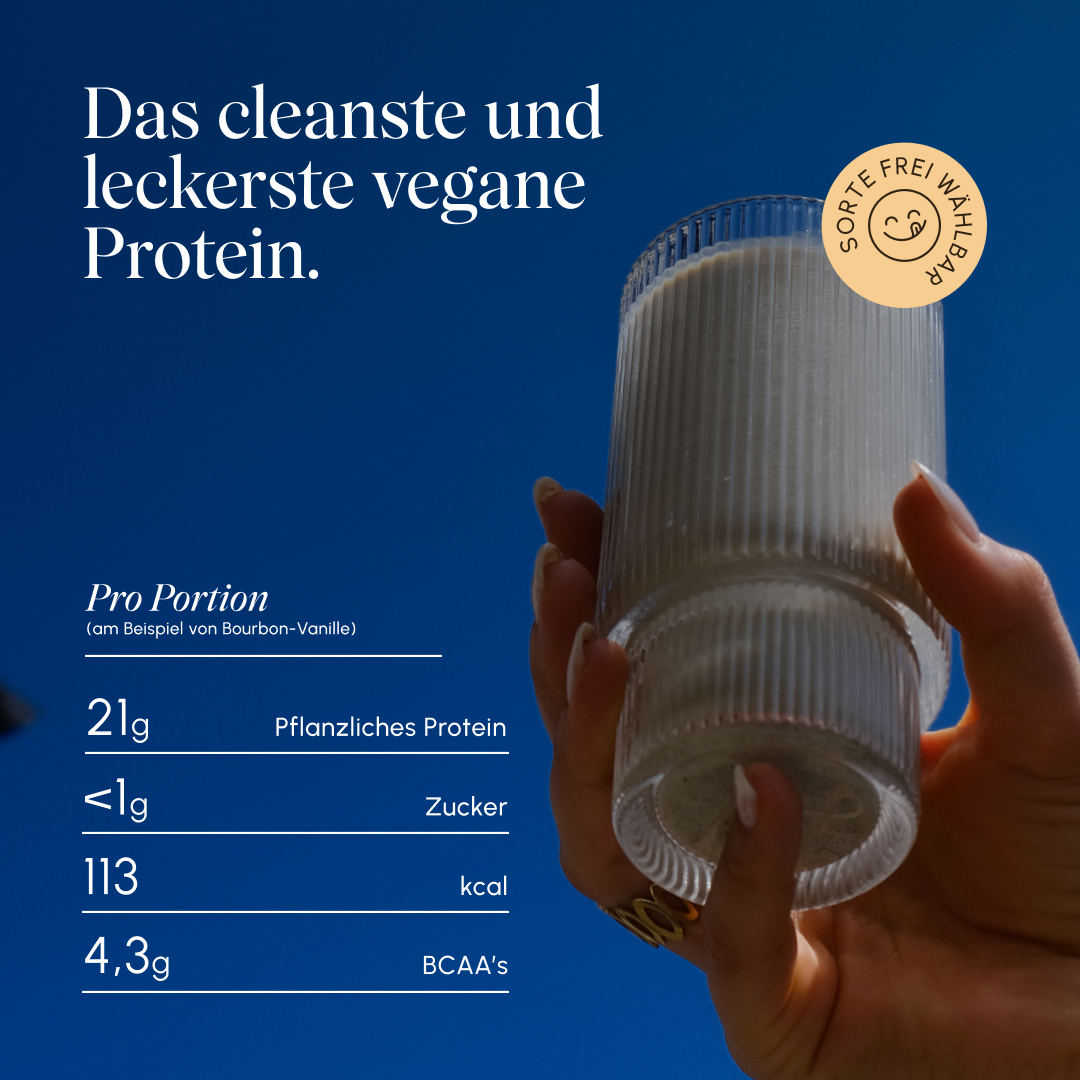 Hand hält ein Glas Vetain Vegan Protein Shake gegen blauen Himmel. Überschrift „Das cleanste und leckerste vegane Protein“, Badge „Sorte frei wählbar“. Nährwerte pro Portion (am Beispiel Bourbon-Vanille): 21 g pflanzliches Protein, <1 g Zucker, 113 kcal, 4,3 g BCAAs.