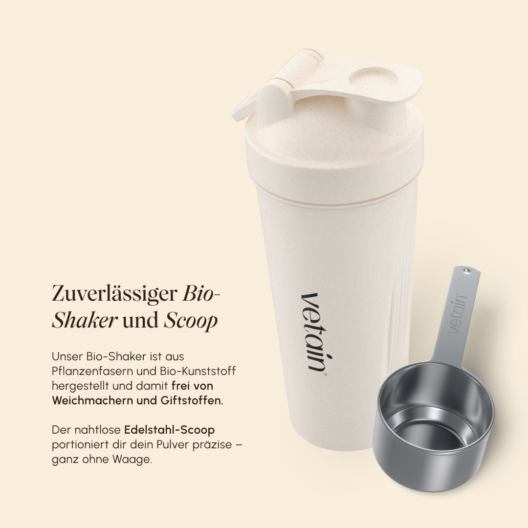 Vetain Bio-Shaker aus Pflanzenfasern und Bio-Kunststoff neben einem nahtlosen Edelstahl-Scoop. Text: „Zuverlässiger Bio-Shaker und Scoop – frei von Weichmachern und Giftstoffen; der Scoop portioniert das Pulver präzise, ganz ohne Waage.“