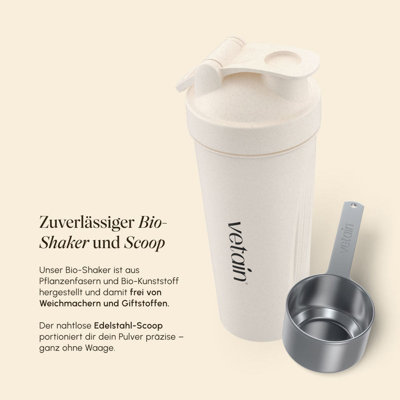 Vetain Bio-Shaker aus Pflanzenfasern und Bio-Kunststoff neben einem nahtlosen Edelstahl-Scoop. Text: „Zuverlässiger Bio-Shaker und Scoop – frei von Weichmachern und Giftstoffen; der Scoop portioniert das Pulver präzise, ganz ohne Waage.“