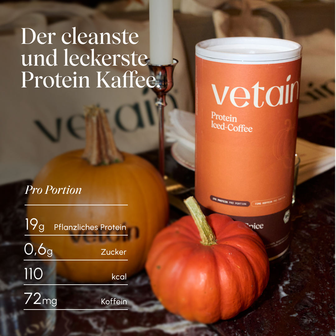Vetain Protein Iced Coffee Pumpkin Spice can on a table with pumpkins and a candle. Headline “The cleanest and most delicious protein coffee.” Nutritional values per serving: 19 g plant-based protein, 0.6 g sugar, 110 kcal, 72 mg caffeine.