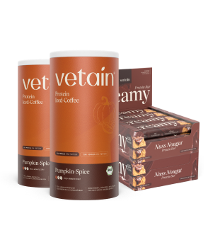 Vetain Herbst-Bundle mit zwei Dosen Protein Iced-Coffee Pumpkin-Spice und Creamy Nuss-Nougat Protein Bars, freigestellt.