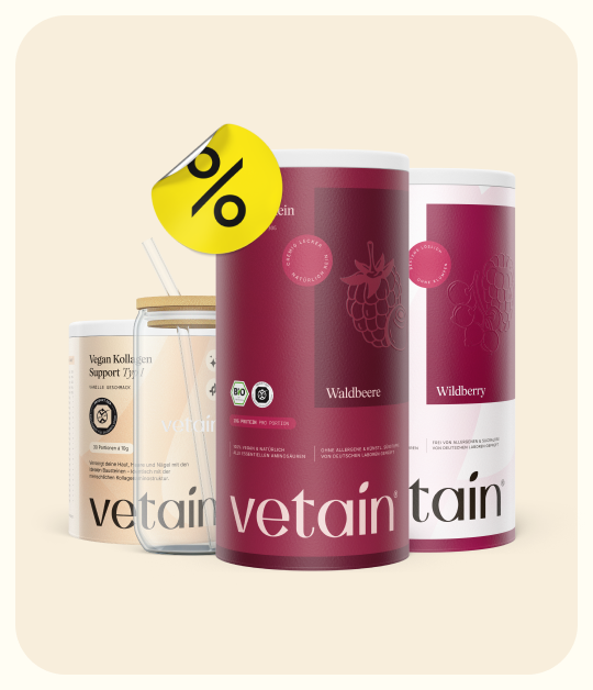 Vetain Proteinpulver Beere und Clear Protein Wildberry. Daneben das Vetain Trinkglas, sowie die Kollagen Dose