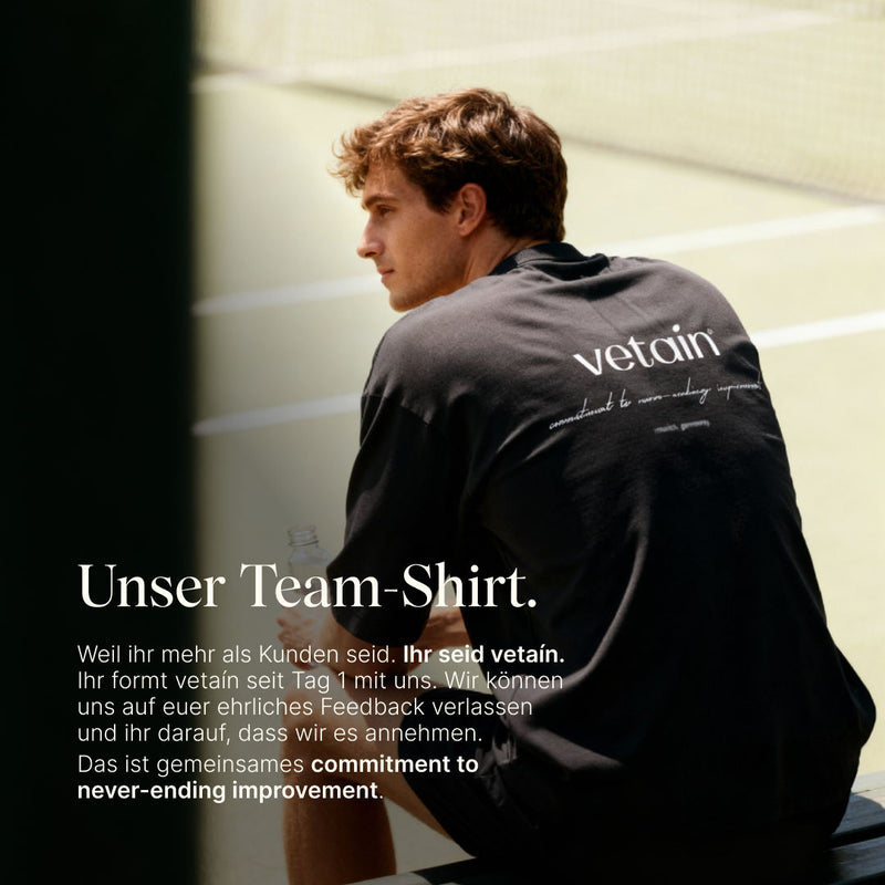Vetains Team T-Shirt in schwarz. Weil ihr mehr als Kunden seid. Ihr seid vetain. Ihr formt vetain seit Tag 1 mit uns. Wir können uns auf euer ehrliches Feedback verlassen und ihr darauf, dass wir es annehmen. Das ist gemeinsames commitment to never-ending improvement