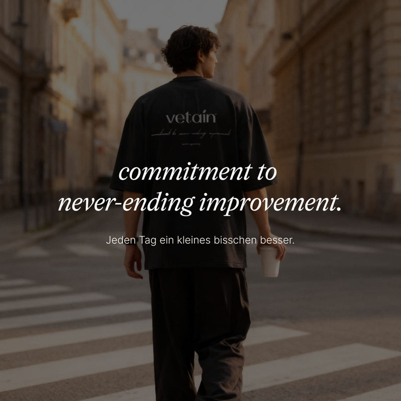 Commitment to never-ending improvement. Jeden Tag ein kleines bisschen besser. Junger Mann läuft mit diesem Shirt durch Straßen