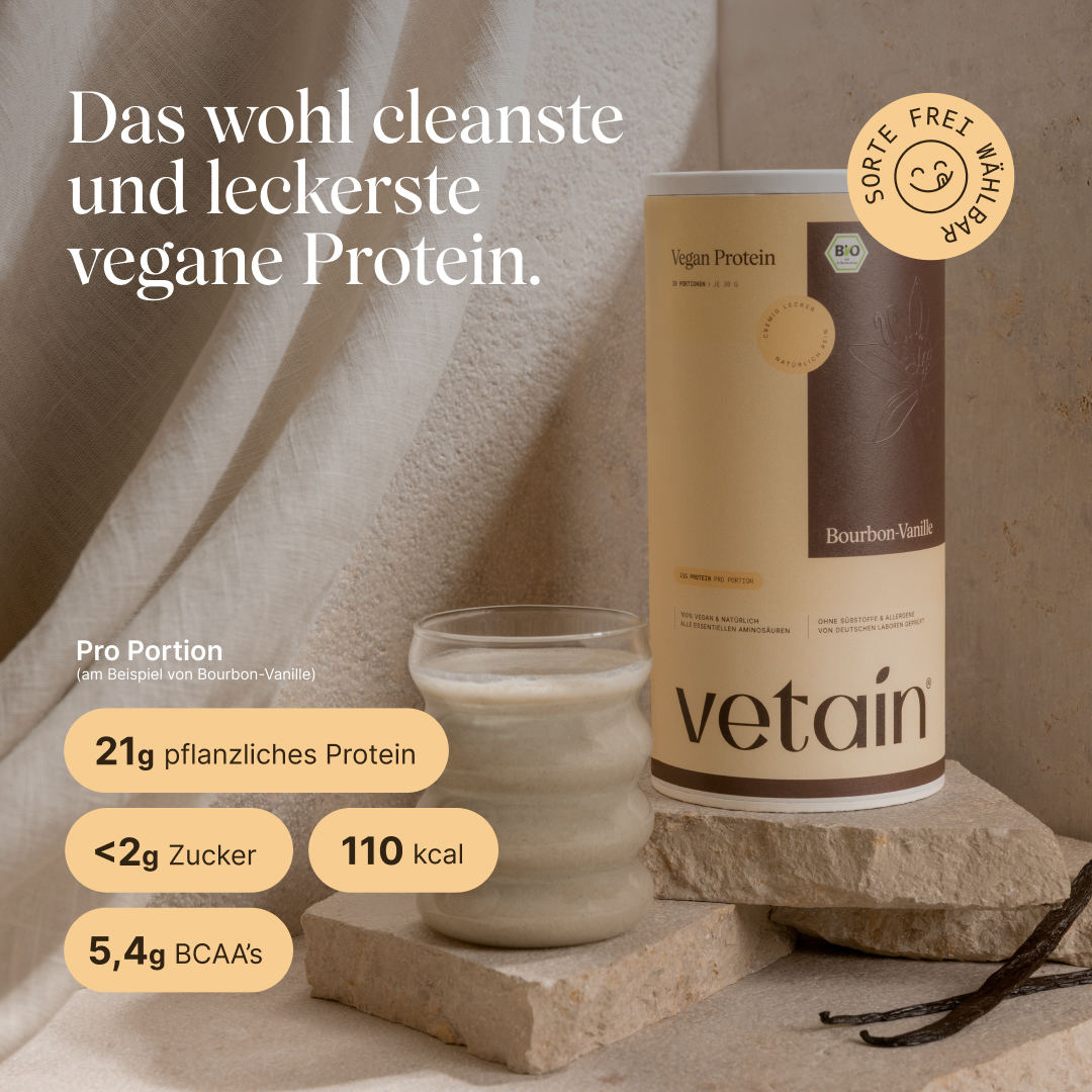 Proteinpulver vegan von Vetain. Das wohl leckerste und cleanste vegane Protein. 21g pflanzliches Protein, unter 2g Zucker, 110 kcal, 5,4g BVAA's pro Portion. Verschiedene Sorten und Geschmäcker