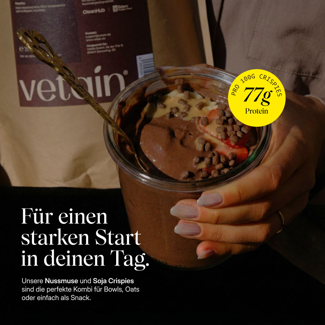 Vetain Soja Crispies mit 77g Protein pro 100g. Für einen starken Start in deinen Tag. Die Nussmuse und Soja Crispies sind die perfekte Kombi für Bowls, Oats oder einfach als Snack. Glas mit Joghurt und Soja Crispies in einem Glas