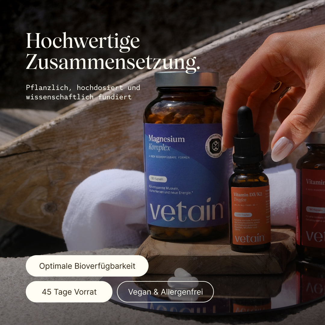 Magnesium Komplex mit den Vitamin D3/K2 Tropfen daneben. Hochwertige Zusammensetzung, pflanzlich, hochdosiert, wissenschaftlich fundiert, optimale Bioverfügbarkeit, ganzheitlicher Support und vegan & allergenfrei