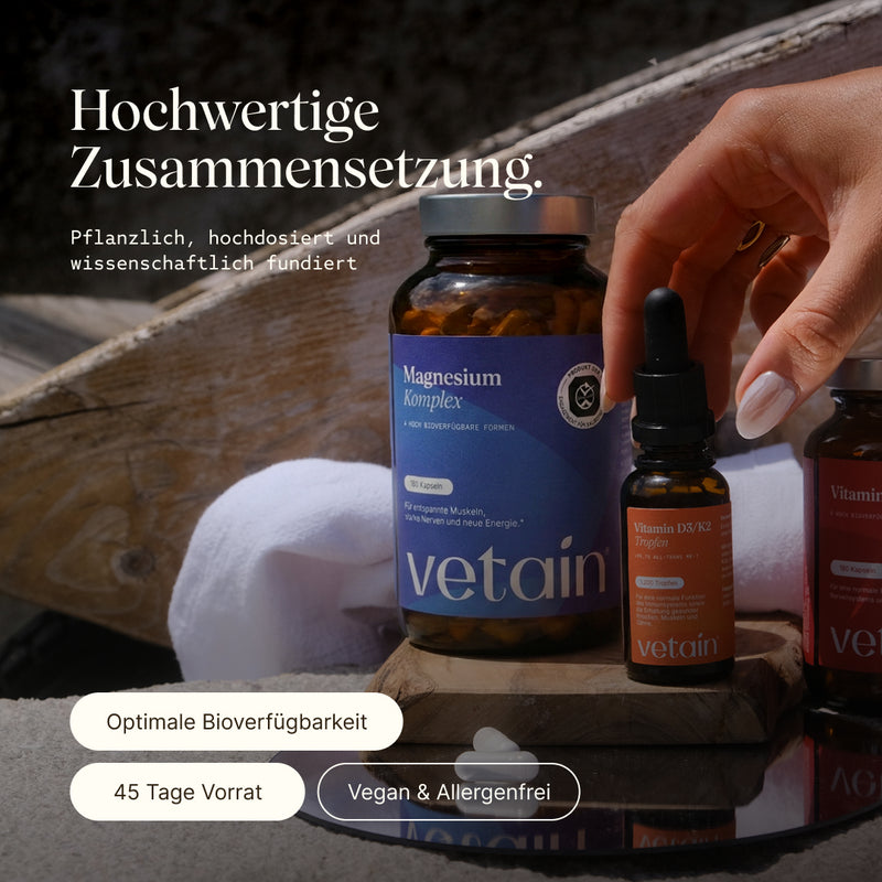 Magnesium Komplex mit den Vitamin D3/K2 Tropfen daneben. Hochwertige Zusammensetzung, pflanzlich, hochdosiert, wissenschaftlich fundiert, optimale Bioverfügbarkeit, ganzheitlicher Support und vegan & allergenfrei