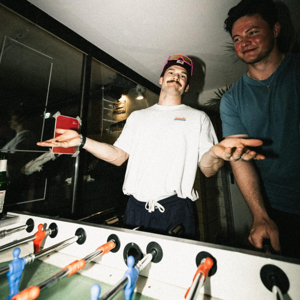 Influencer Noah steht am Kicker mit einer Skibrille