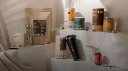 Vetain Produkte wie Proteinpulver, Shaker, Glas, Kollagen, Kreatin und weitere sind auf Treppen drappiert