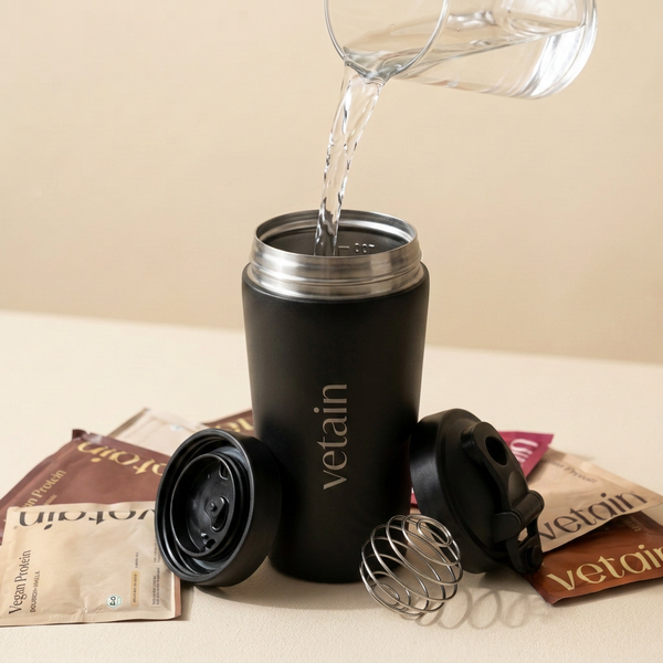 Wasser in die Schüttelflasche geben