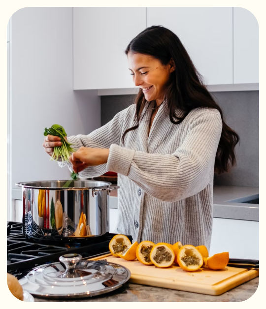 Frau am Kochen mit gesunden Lebensmitteln