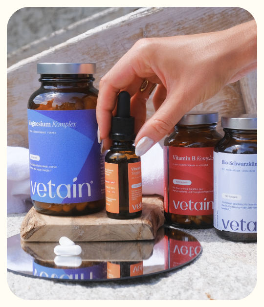 Vetains Supplements wie Magnesium Komplex, Vitamin B Komplex, Schwarzkümmelöl und D3/K2 Tropfen outdoor fotorafiert